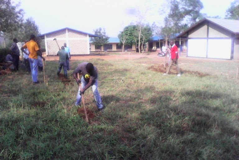 Abaturage babyukiye mu gikorwa cyo gucukura imisinga y'ahazubakwa ibindi byumba by'amashuri mu ishuri rya G.S Nyagatare.