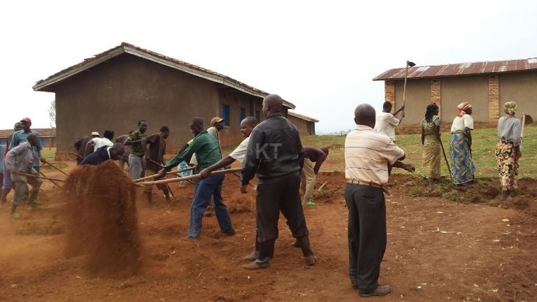 Umuganda wabereye mu murenge wa Ngera, ahashijwe ikibanza kizubakwamo ibyumba bibiri by'amashuri.