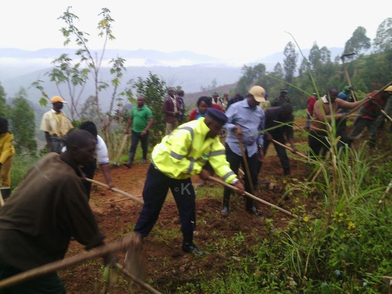 Abaturage n'inzego zose zahuriye mu guharura uyu muhanda uzabafasha mu buhahirane.