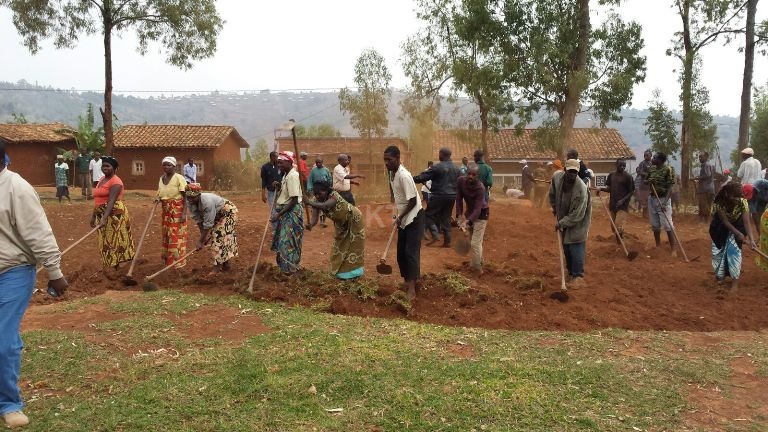 Abaturage nibo bagira uruhare mu bikorwa bibakorerwa. Aha bari gusiza ikibazna kizubakwamo amashuri abana babo bazigiramo.