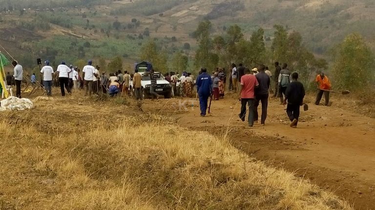 Abatirage bo mu murenge wa Gahini nabo bagombaga kugendererwa n'abadepite ariko nyibyababujije kuba bakora umuganda mu gihe bakibategereje.