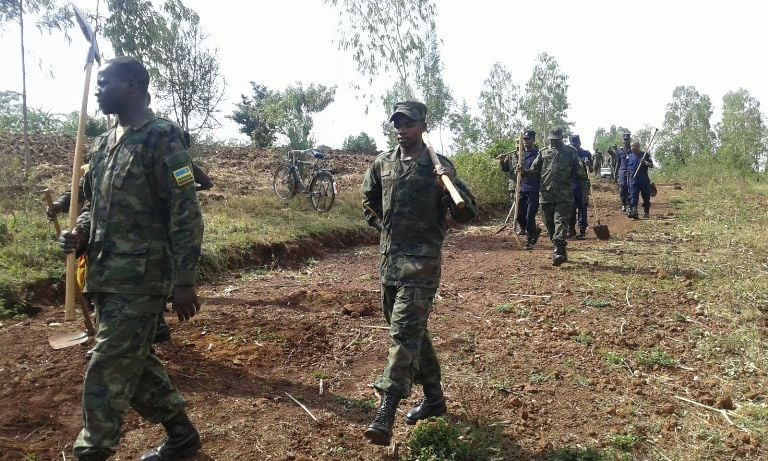 Ingabo nazo zari zaje kwifatanya n'aba baturage mu guharura umuhanda.