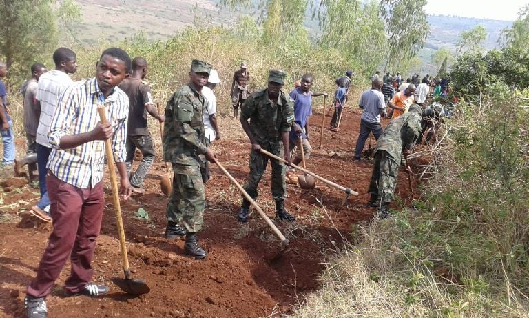 Bafatanyije n'abaturage, ingabo z'igihugu zaharuye umuhanda uzakoresha mu gutuma abaturage bahahirana n'abahandi.