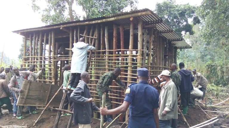 Bakoze umuganda bubakira umuturage utishoboye.