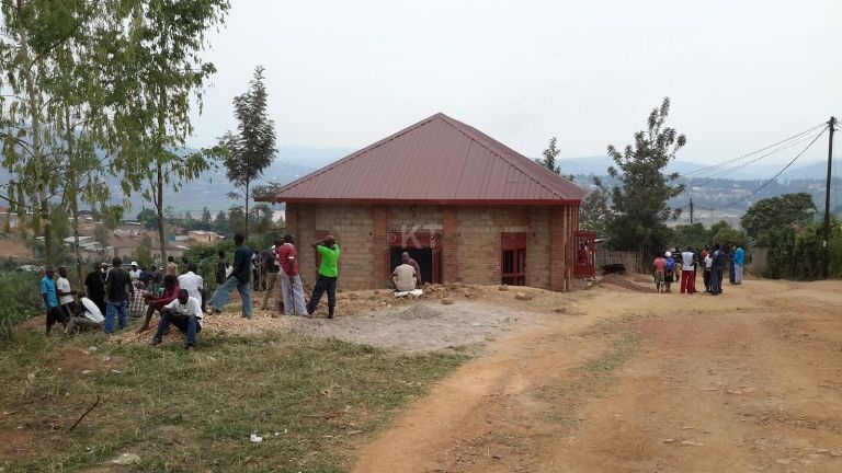 Abaturage bu mu mudugudu wa Byimana mu murenge wa Gisozi biyubakiye ibiro by'umudugudu, babyutse bakora amasuku ya nyuma.