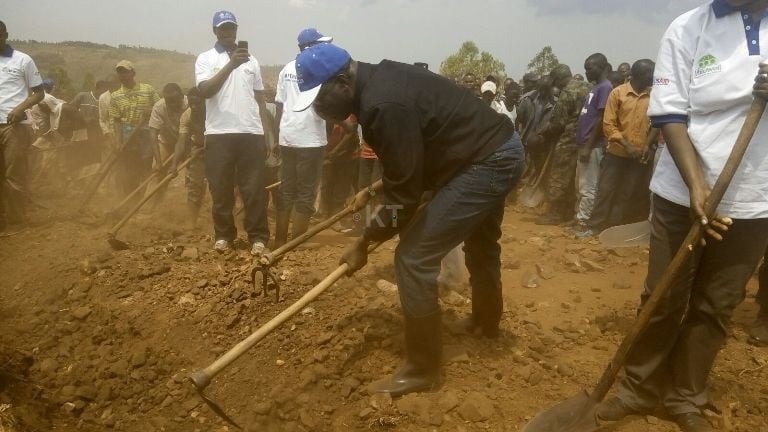 Minisitiri w'Intebe Anastase Murekezi nawe yifatanyije n'abaturage mu gukora umuganda.