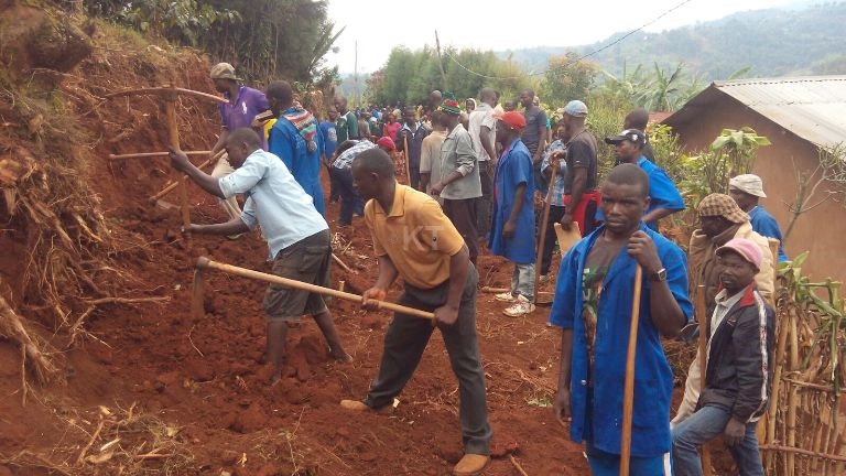 Umuganda wabereye mu kagali ka Ruganda mu mudugudu wa Murundi mu murenge wa Kamembe, aho abaturage bafatanyije n'abayobozi bahanze umuhanda ubahuza n'ahandi.