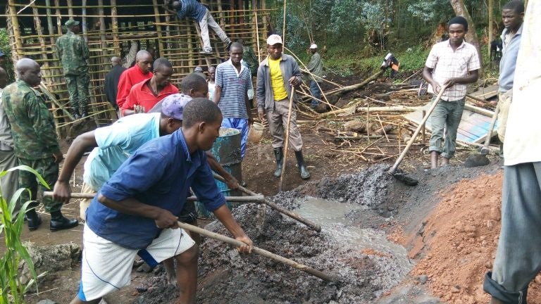 Abaturage bakata sima yo guteza igishahuro ku nzu y'utishoboye.