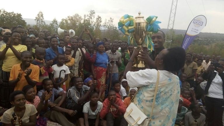 Abaturage bishimira igikombe na sheki ya miliyoni 1,6 begukanye.