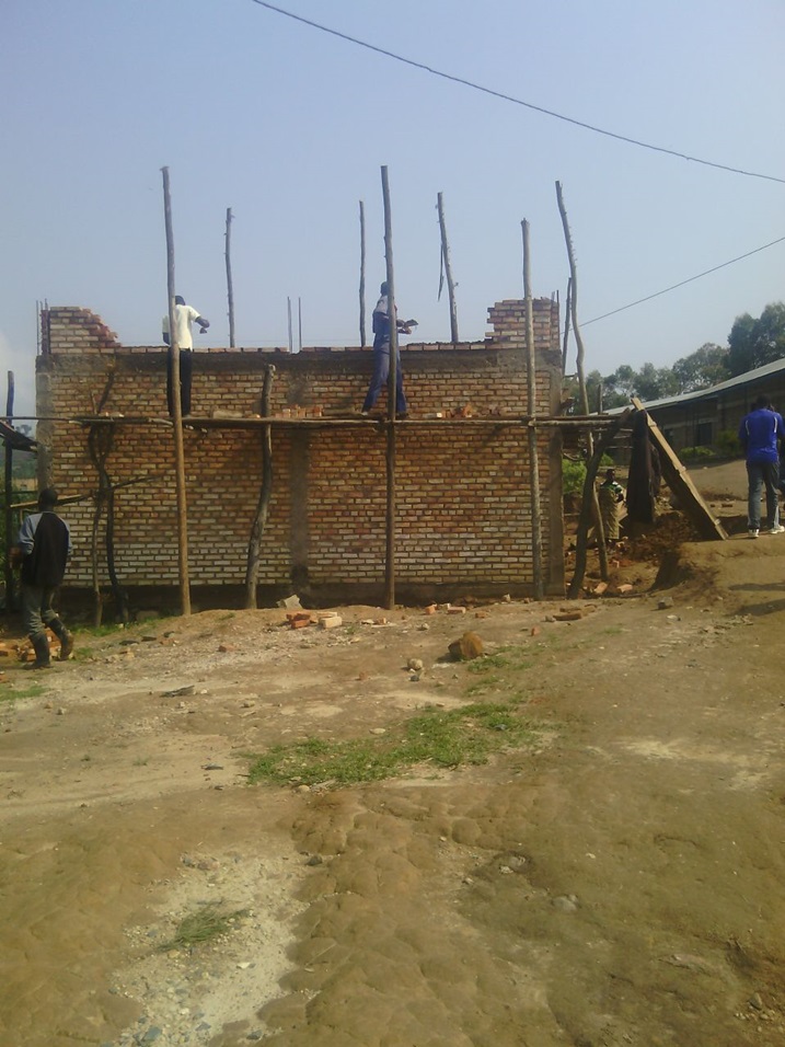 Ibyumba by'amashuri byari byatangiye kubakwa.