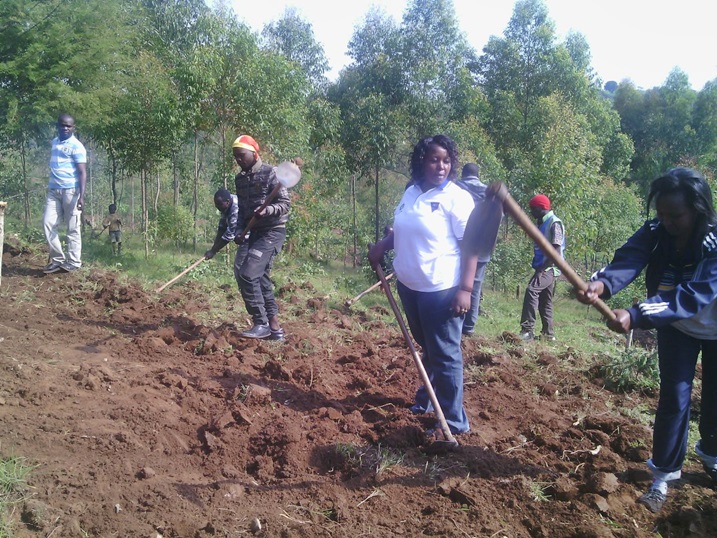Umuyobozi w'akarere ka Muhanga, Yvonne Mutakwasuku, mu igikorwa cyo guhanga umuhanda ugana ku byumba by'amashuri biri kubakwa.