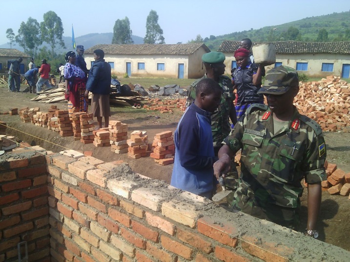 Gen. Kagame mu gikorwa cy'umuganda mu kagali ka Gifumba.