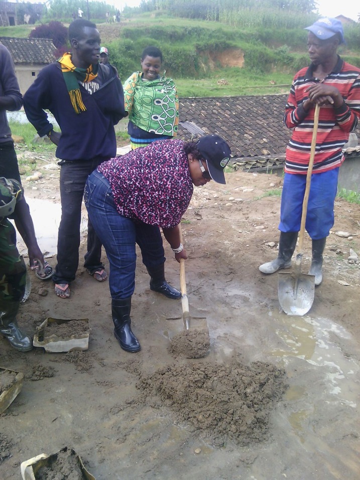 Senateri Jeanne D'arc nawe yifatanyije n'abatuye umurenge wa Kivu mu gikorwa cyo kubaka amashuri.