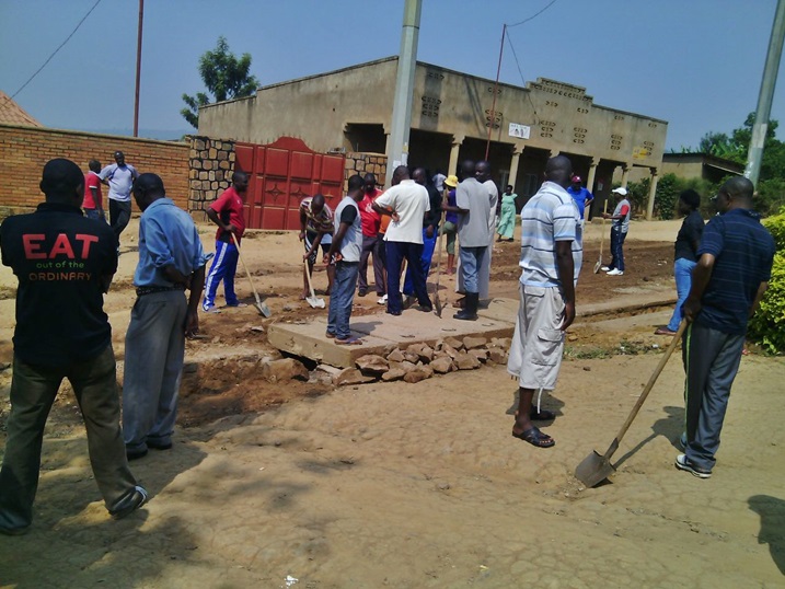 Mu kagali ka Ruyenzi Runda,basibuye umuhanda werekeza Gihara.