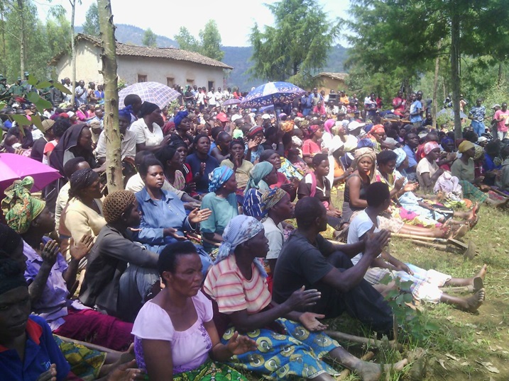 Nyuma y'igikorwa cy'umuganda, abaturage bo mu karere ka Muhanga bakoze inama n'ubuyobozi.