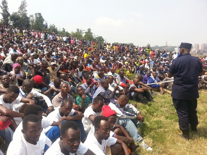 Nyuma y'umuganda habaye inama n'abaturage bagize aka karere.