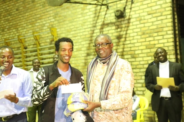 Usibye ibikombe hanatanzwe imipira yo gukina