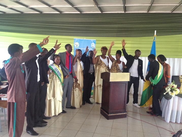 Abahagarariye abanyeshuri mu bice bitandukanye muri RTUC barahirira imbere y'abanyeshuri.