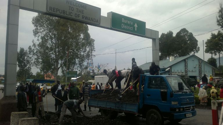 Mu karere ka Burera mu nNtara y'Amajyaruguru ho imvura ntiyabujije abakora umuganda kuwukora. Aha wakorewe ku mupaka uhuza u Rwanda na Uganda ahitwa mu Cyanika.