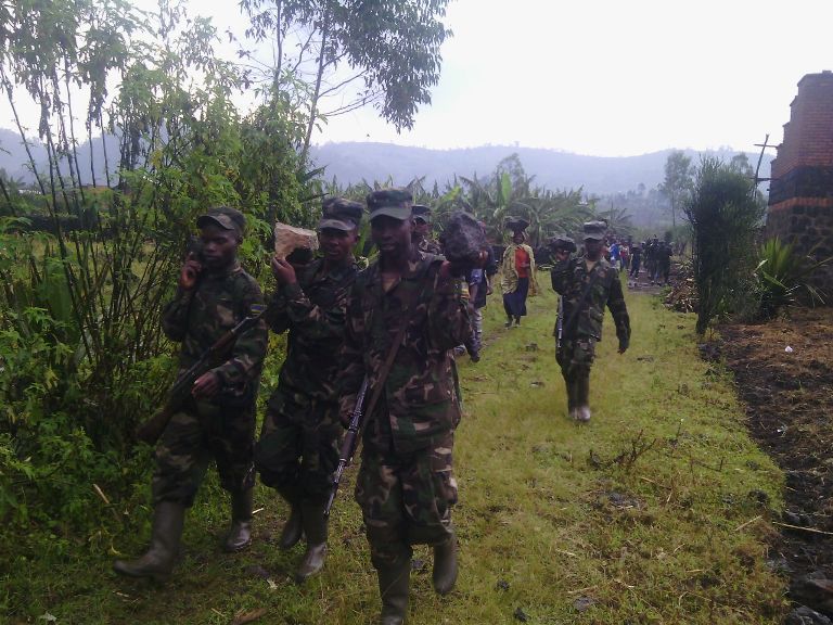 Mu karere ka Burera imvura yaje guhita, igikorwa cy'umuganda kirakomeza. Aha ingabo zari zifatanyije n'abaturage mu gukora umuhanda no gucukurira umusarane umuturage utishoboye.