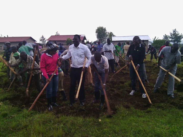 Mu karere ka Kamonyi hakozwe umuganda wo gukora umuhanda ariko nawo waje guhagarikwa n'imvura.