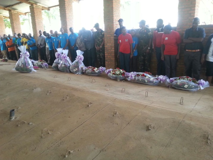 Bakigera i Rukumbeli babanje kunamira imibiri ishyinguye muri uru rwibutso.