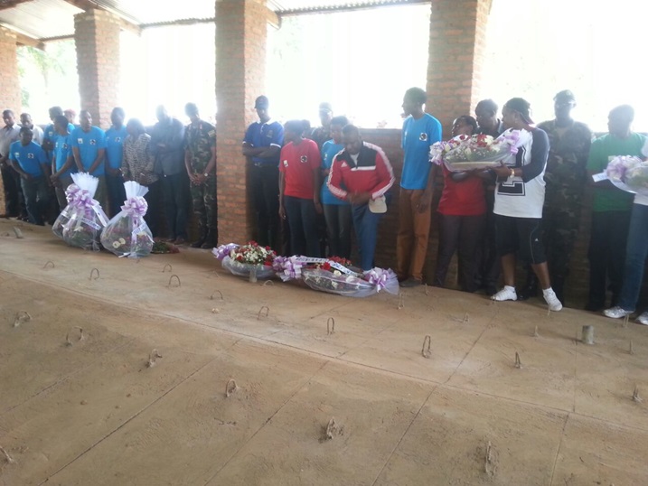 Bashyize indabo mu mva zishyinguyemo imibiri y'abazize Jenoside yakorewe Abatutsi mu 1994.