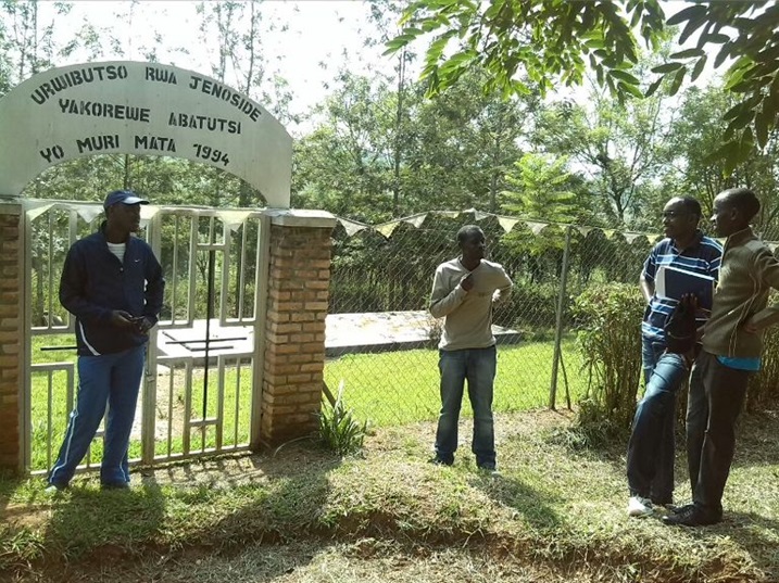 Aha ni ku rwibutso ruherereye mu murenge wa Gishari mu karere ka Rwamagana, abari baje gukora umuganda ku rwibutso bategereje guhabwa uburenganzira kugira ngo batangire gukora amasuku.