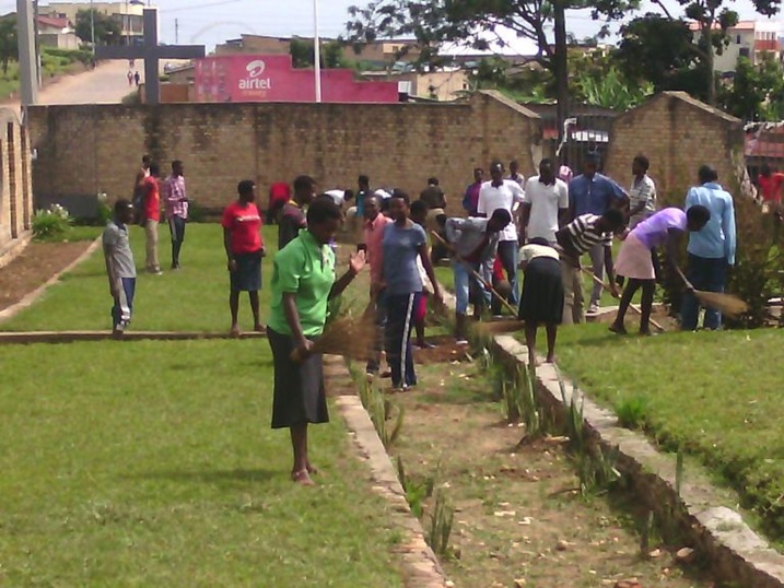 Abanyeshuri bagize AERG yo muri College Indangaburezi nabo bazindukiye mu gikorwa cyo gusukura urwibutso.
