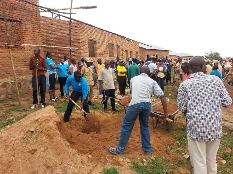 Hakozwe umuganda wo gutangiza inyubako 48 zizaturwamo n'Abanyarwanda birukanywe muri Tanzaniya, kuri ubu 28 niyo amaze guhagarikwa.