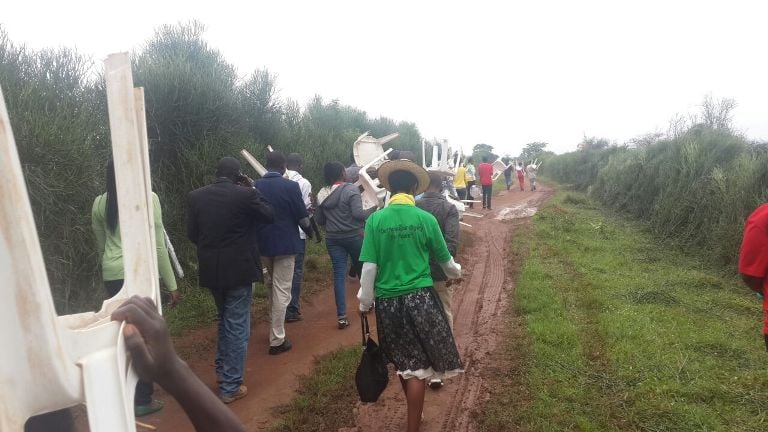 Bakihagera buri wese yasabwaga kwitwaza intebe aza kwicaraho.