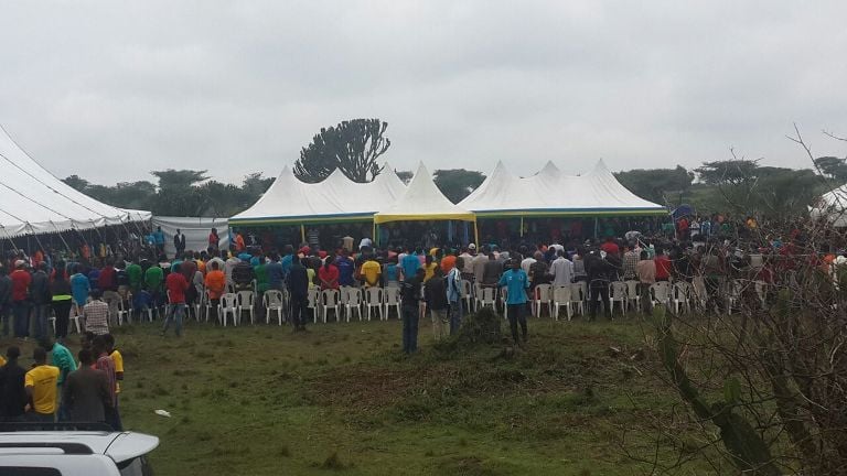 Ayo mahema niho ibiganiro biri bubere, aba mbere batangiye kuhagera.