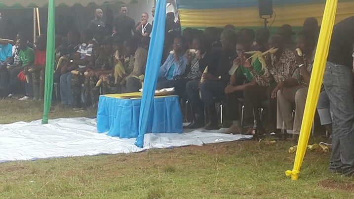 Abitabiriye ibiganiro baboneyeho n'umwanya wo gukora ubusabane basangira ibigori.