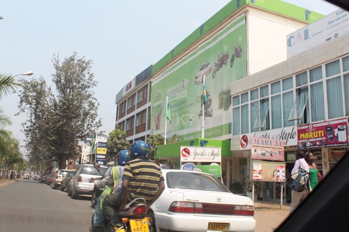 Imodoka nyinshi ni gutyo zabaga ziparitse ku nkengero z'umuhanda uva kuri BK ugana kuri Ecole Belge.