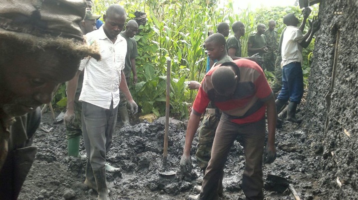 Imvura yabyutse igwa muri Burera ariko ntiyababujije kubakira umusaza wabaga mu nzu ituzuye.