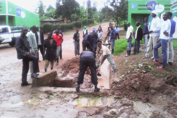 Imvura ntiyababujije kubyukira mu muganda basibura imiferege y'amazi ku nkngero z'imihanda.
