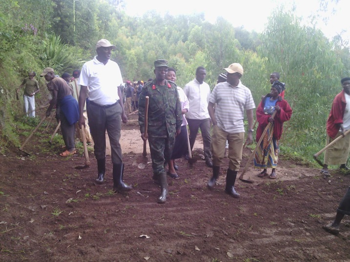 Minisitiri w'umutungo kamere Dr. VIncent Biruta nawe yifatanyije n'abaturage bo muri Muhanga mu gikorwa cy'umuganda. Aha yari kumwe na Perezida wa njyanama y'akarere n'uhagarariye ingabo mu karere.