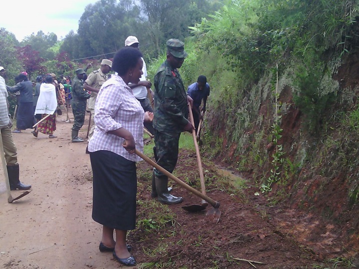Mu karere ka Muhanga, umuganda wabereye mu murenge wa Muhanga mu kagali ka ka Nganzo, mu mudugudu wa Kamazu, aho abaturage bafatanyije n'ubuyobozi bacukuye imiferegi. Iki gikorwa kitabiriwe n'umuyobozi w'akarere Yvonne Mutakwasuku n'abandi bayobozi bakuru ku rwego rw'igihugu.