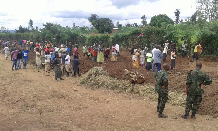 Abaturage bari bafatanyije n'ingabo z'igihugu muri iki gikorwa cy'umuganda.