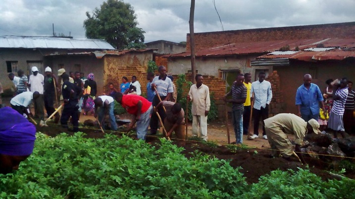 Mu karere ka Musanze, umuganda wabereye mu murenge wa Muhoza, mu kagari ka Cyabarika ahazwi nka Tete Gauche ahabaye igikorwa cyo kubakira umuturage utishoboye.
