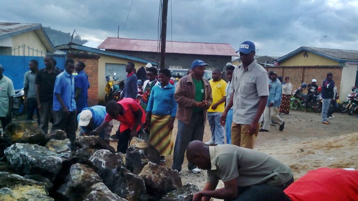 Abaturage bari gutwara amabuye yo kubakisha inzu.