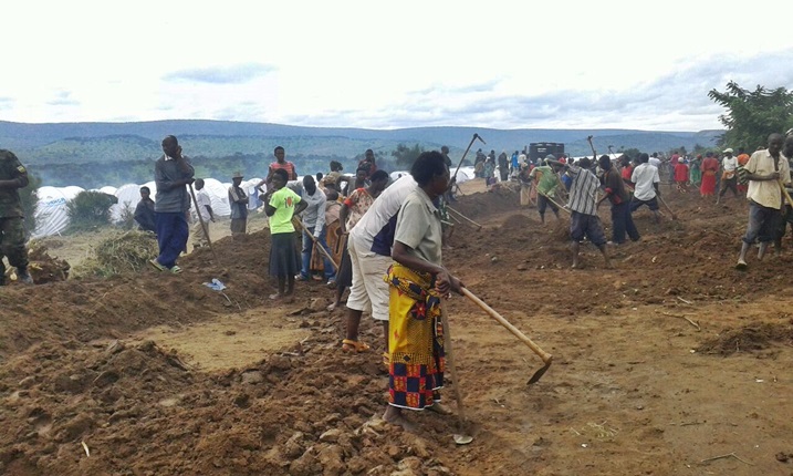 Abaturage bakoreye umuganda ku nkengero z'ikiyaga aho impunzi z'Abarundi zikambitse.