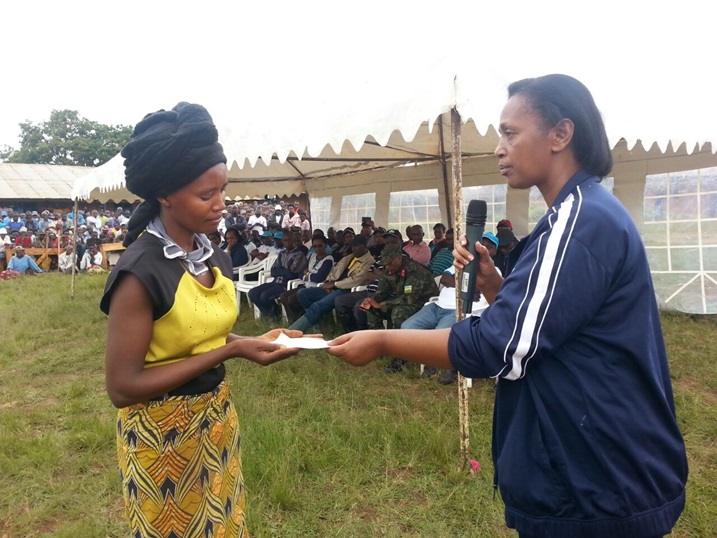 Senateri Gakuba ashyikiriza uwacishe ku icumu inkunga yagenewe.