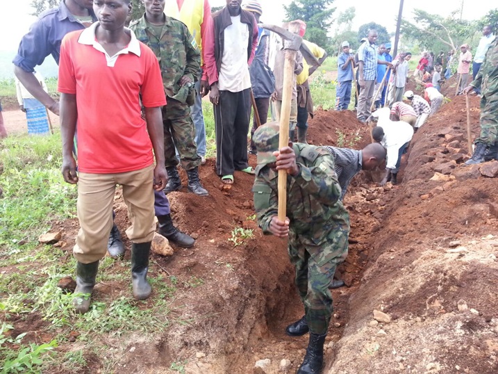 Ingabo na Polisi zari zaje kwifatanya n'abaturage muri uyu muganda.