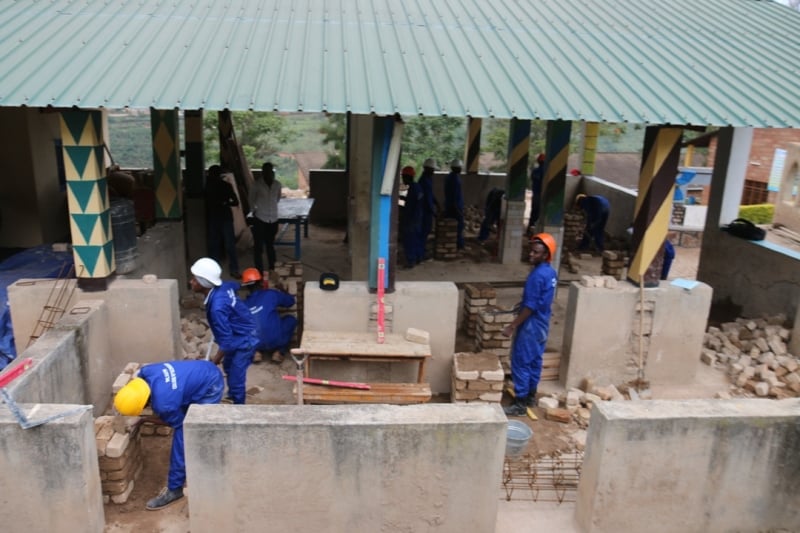 Aba ni abanyeshuri biga kubaka mu ishuri rya IPRC South
