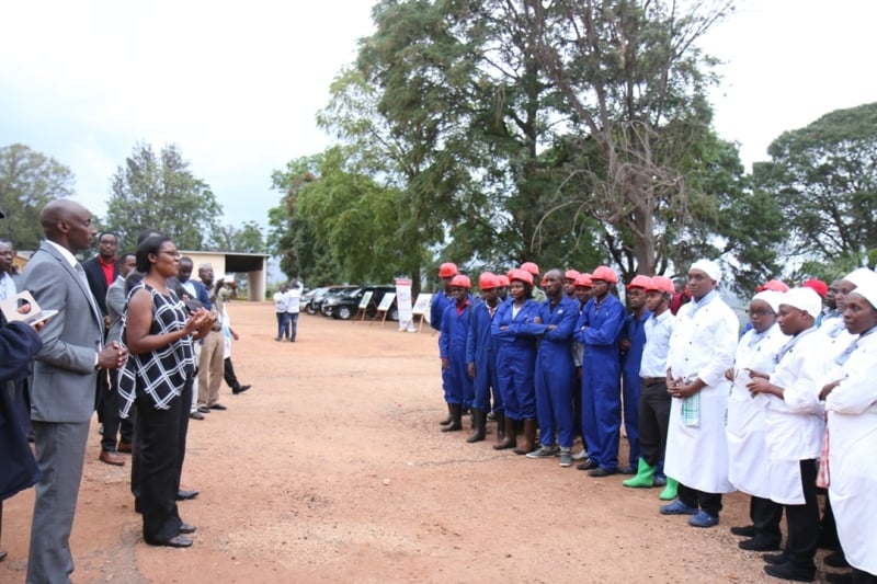 Minisitiri yabizeje inkunga ishoboka mu kubafasha kwiteza imbere
