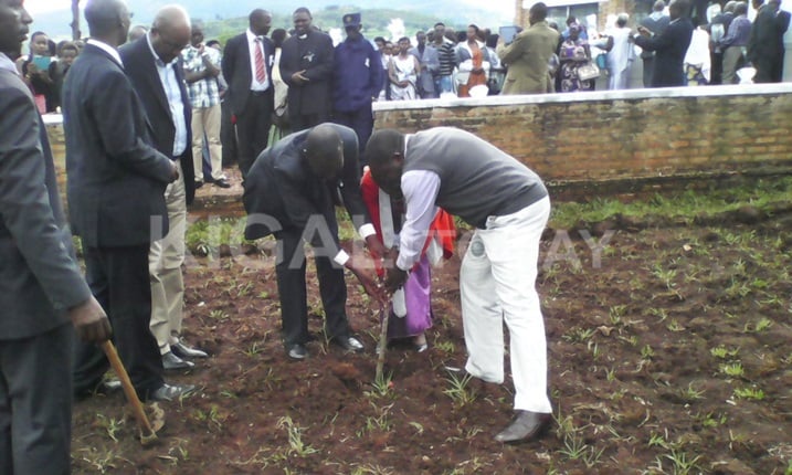 Ahakuwe imibiri yashyinguwe mu cyubahiro hatewe igiti cy'umuvumu.