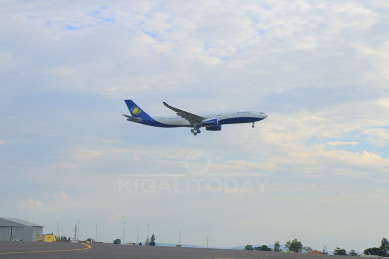  Airbus 330-300 igera ku kibuga cy