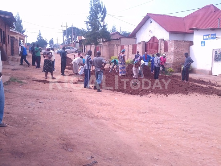 I Gikondo mu murenge wa Kabeza, mu karere ka Gasabo hakozwe umuganda wo kurindaniza umuhanda wari warajemo ibinogo.