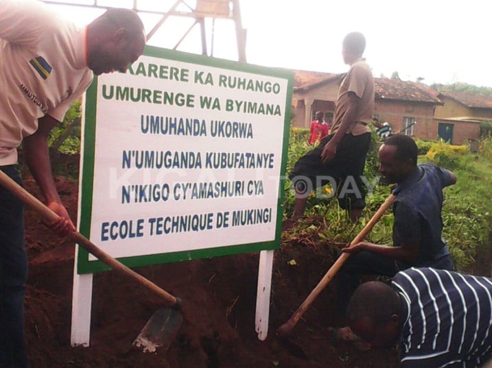 Mu murenge wa Byimana, mu karere ka Ruhango hakozwe umuganda wahuriweho n'ibigo bitandukanye n'amavuriro mu gutunganya imihanda hanaterwa n'ibyapa.